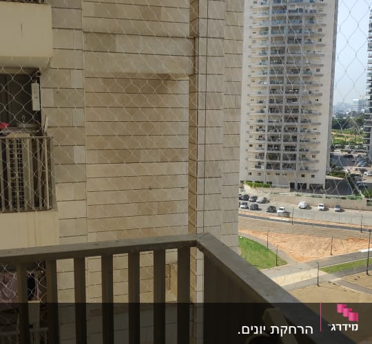 רשת הגנה על מרפסת למניעת כניסת יונים